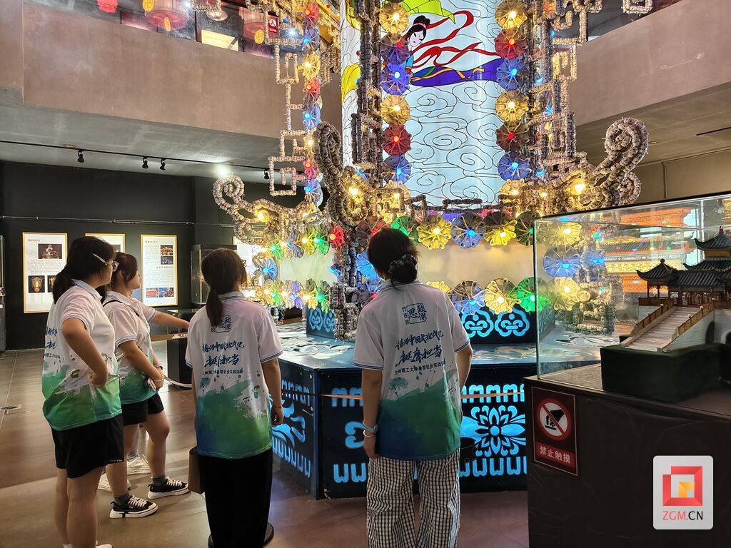图为实践队员走访中国彩灯博物馆.jpg