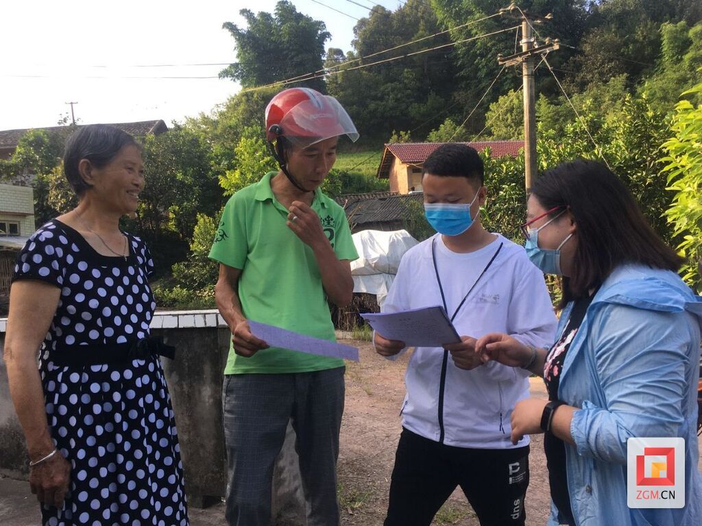 圖：右二為曾穩(wěn)彬