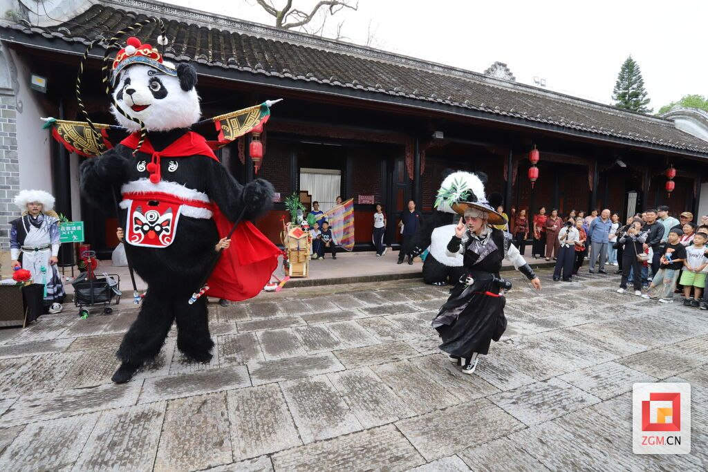 国风巡游剧《熊猫滚滚戏江湖》趣味上演.JPG