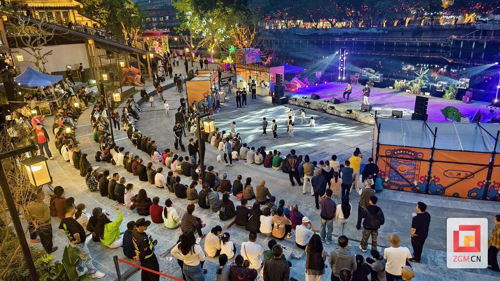 老街音乐节市民听歌记者 罗祥瑞摄.jpg