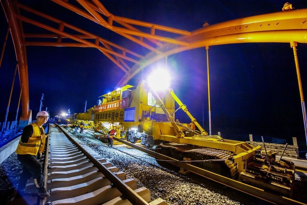汉巴南铁路夜间铺轨。蜀道集团供图.JPG