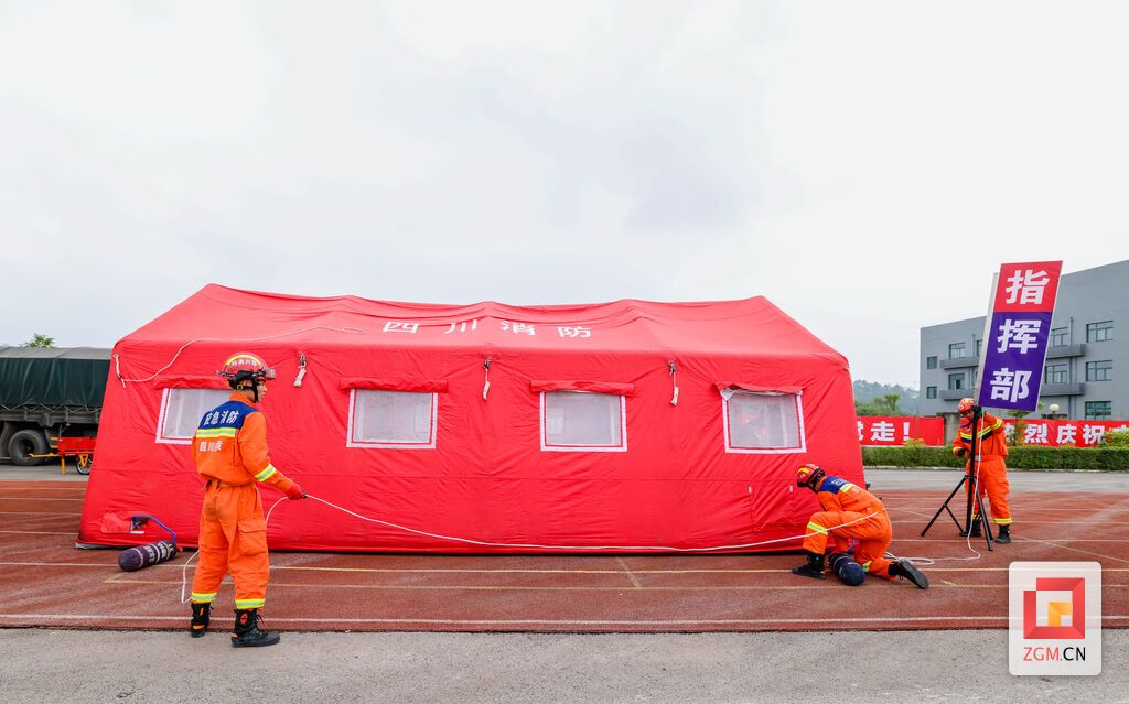 消防员在贡井区消防救援大队开展灾害现场前方指挥部搭建操训练