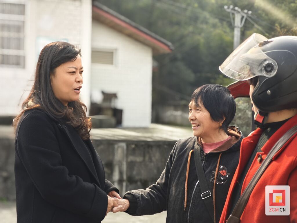 曾道群(左一)和村民拉家常.jpg
