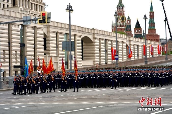 当地时间5月9日,俄罗斯纪念卫国战争胜利81周年阅兵活动在莫斯科红场举行。图为受阅徒步方队准备接受检阅。<a target='_blank' href='/'>中新社</a>记者 田冰 摄