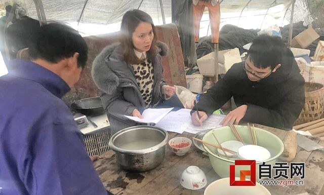 走村串户调查了解案情2.jpg