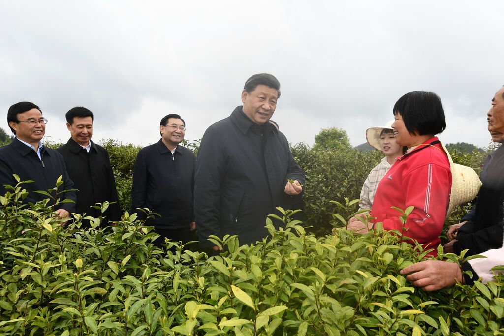 4月20日至23日,,中共中央總書記,、國家主席、中央軍委主席習(xí)近平在陜西考察,。這是4月21日,,習(xí)近平在安康市平利縣老縣鎮(zhèn)蔣家坪村女媧鳳凰茶業(yè)現(xiàn)代示范園區(qū),同茶農(nóng)們親切交談,。