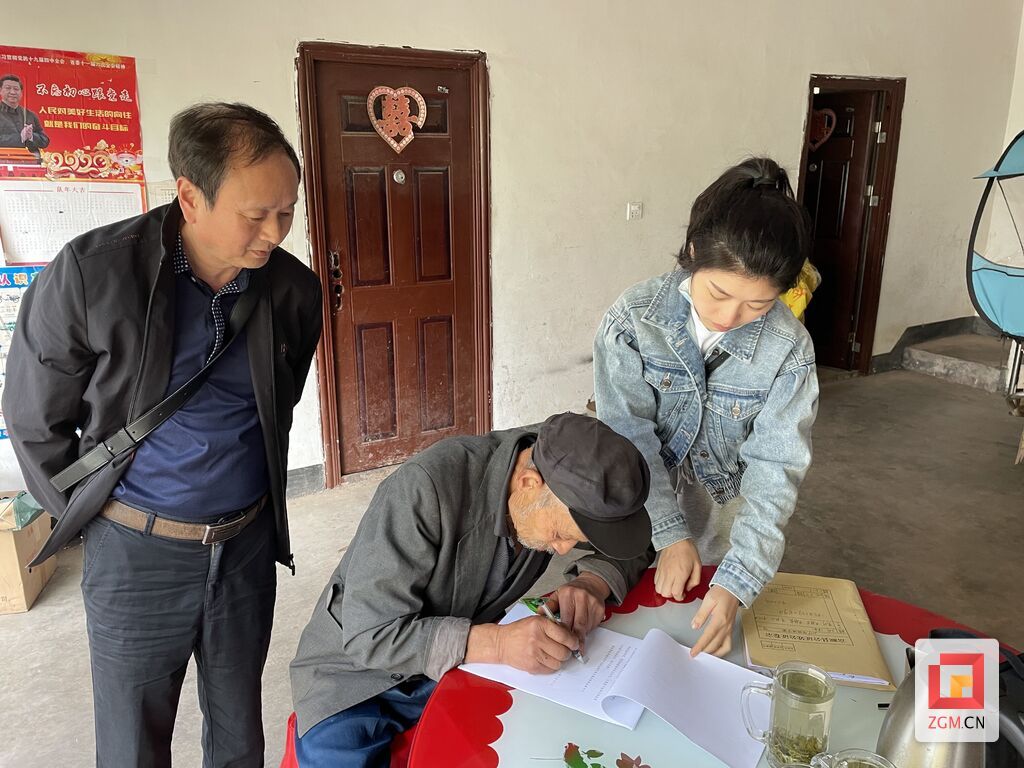 3月16日，富顺县公证处前往乐山市马边彝族自治县为老年人办理《声明》公证