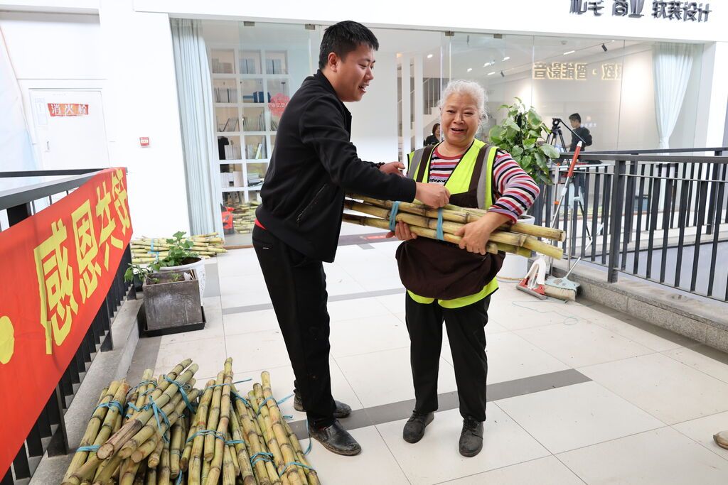 西南商贸城一家公司采购大量甘蔗,将甘蔗免费分发给环卫工人和友商.JPG