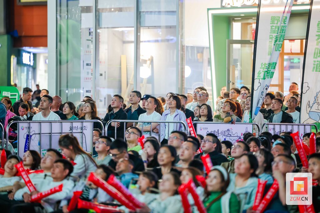 华商广场大屏前球迷全神贯注紧盯赛场 记者 宋姿熠 摄.jpg