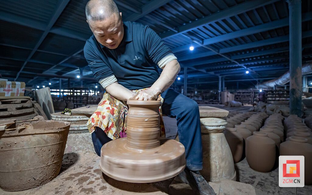 邱明理在制作中 记者 叶卫东 摄.jpg