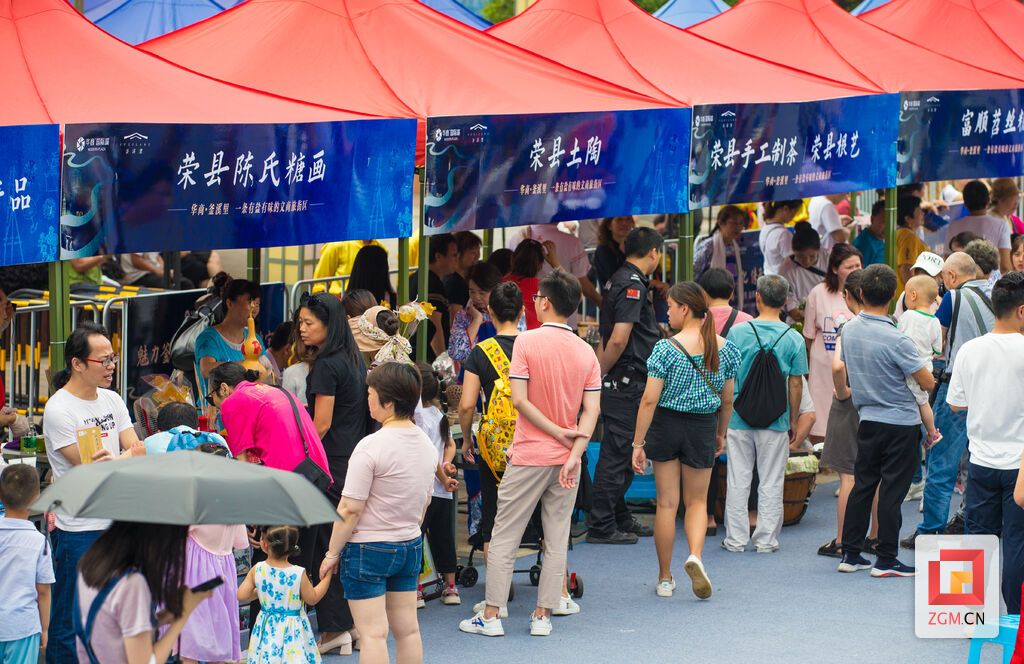 非遺展臺前市民“打堆堆”.jpg