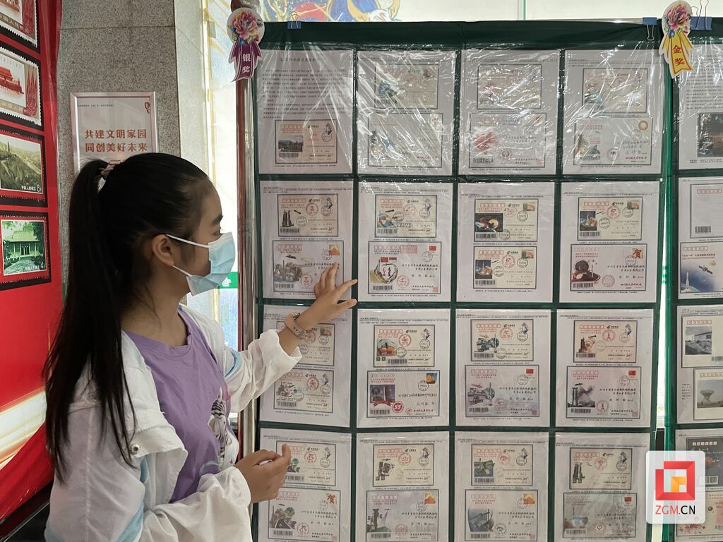 展覽現(xiàn)場小學(xué)生講解郵票內(nèi)容