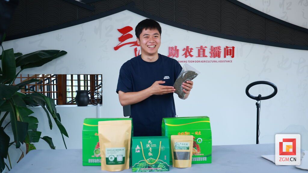 电商直播间打通线上销售渠道 沿滩融媒谢赵坤摄.JPG