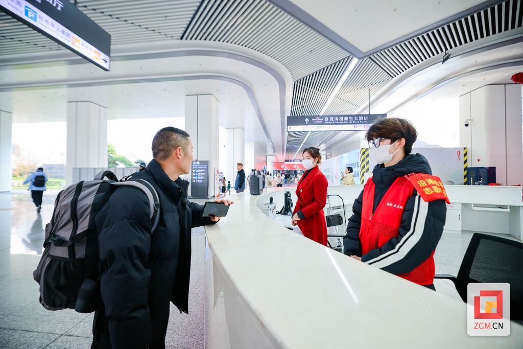 工作人员细致解答旅客咨询,用心守护平安车出行路 记者宋姿熠 摄.jpg