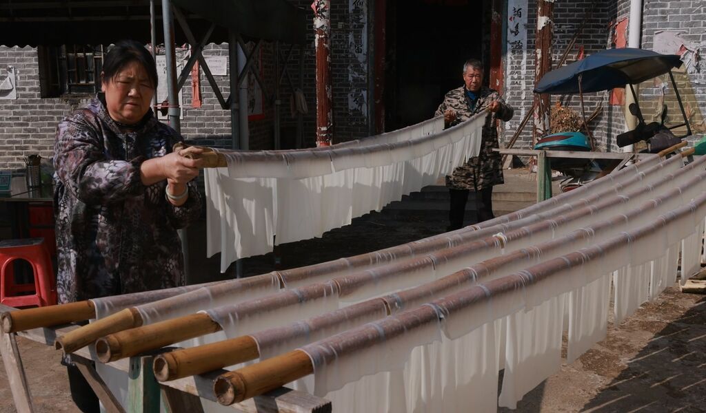 村民在晾晒米粉。卢经纬 摄.jpg