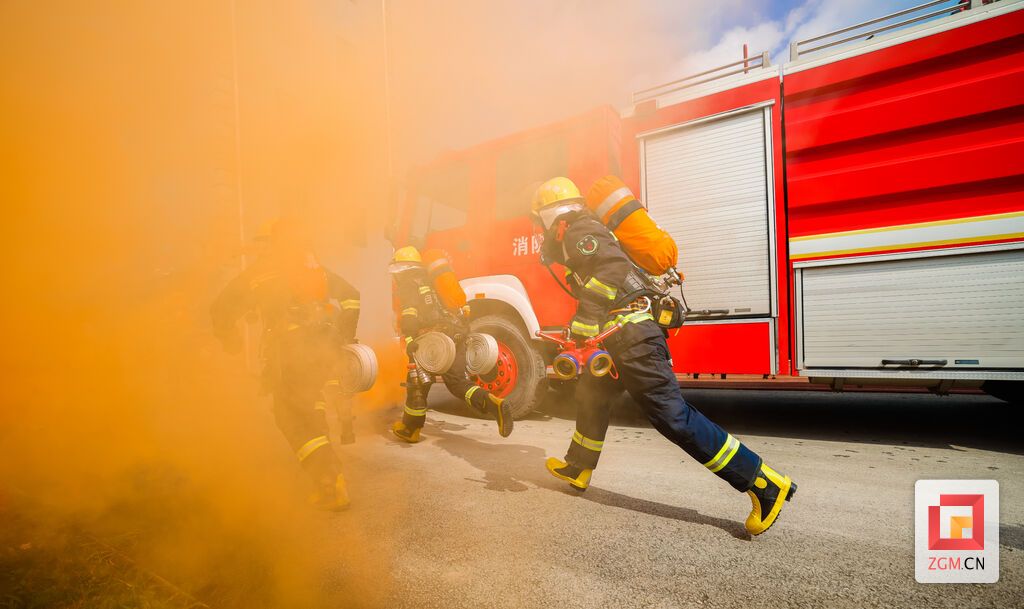 消防员在贡井区消防救援大队开展模拟火场浓烟救援演练