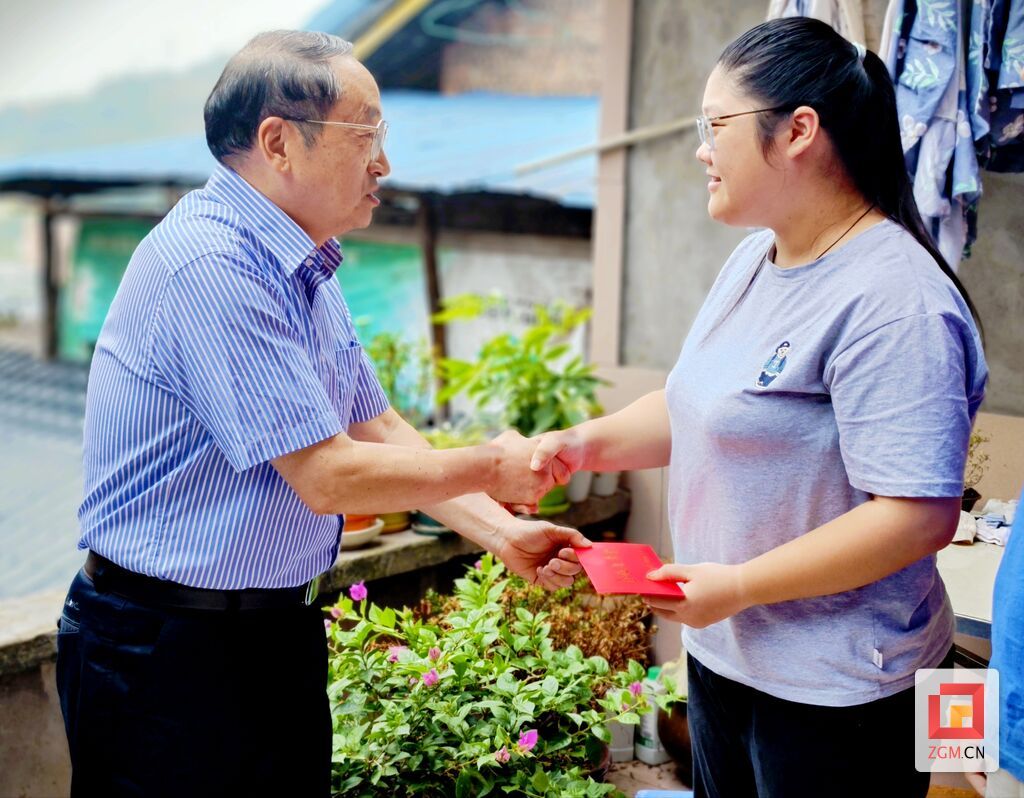 金秋助學大學新生慰問.jpg