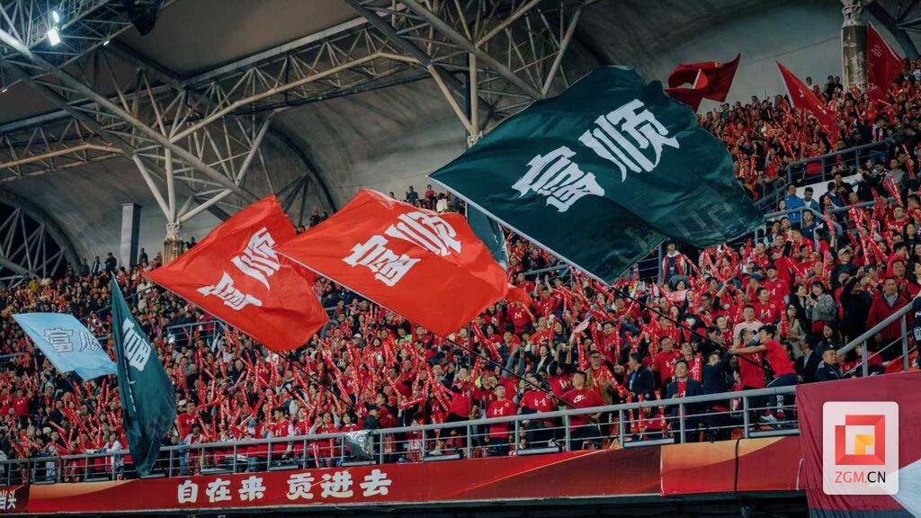 富顺球迷在川超现场加油助威（富顺融媒供图）.jpg