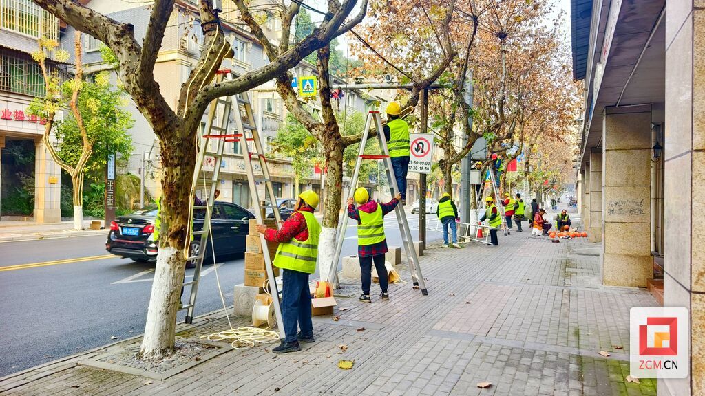 安装师傅正在安装灯带 记者罗祥瑞摄.jpg