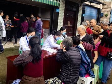 市疾控中心：体检下乡 把医疗车开到村民家门口