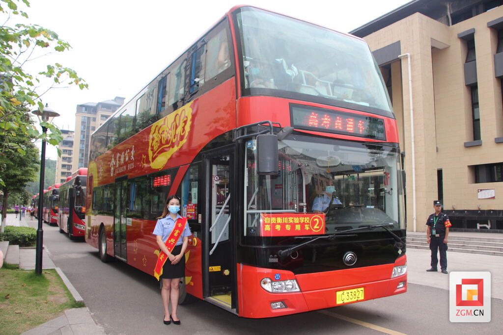 7日早上，富順縣交通運(yùn)輸局組織57輛“高考直通車”，分別從富順一中、富順二中、城關(guān)中學(xué)、衡川中學(xué)以及代寺鎮(zhèn)、趙化鎮(zhèn)、永年鎮(zhèn)出發(fā)，把考生平安送達(dá)考點(diǎn)。
