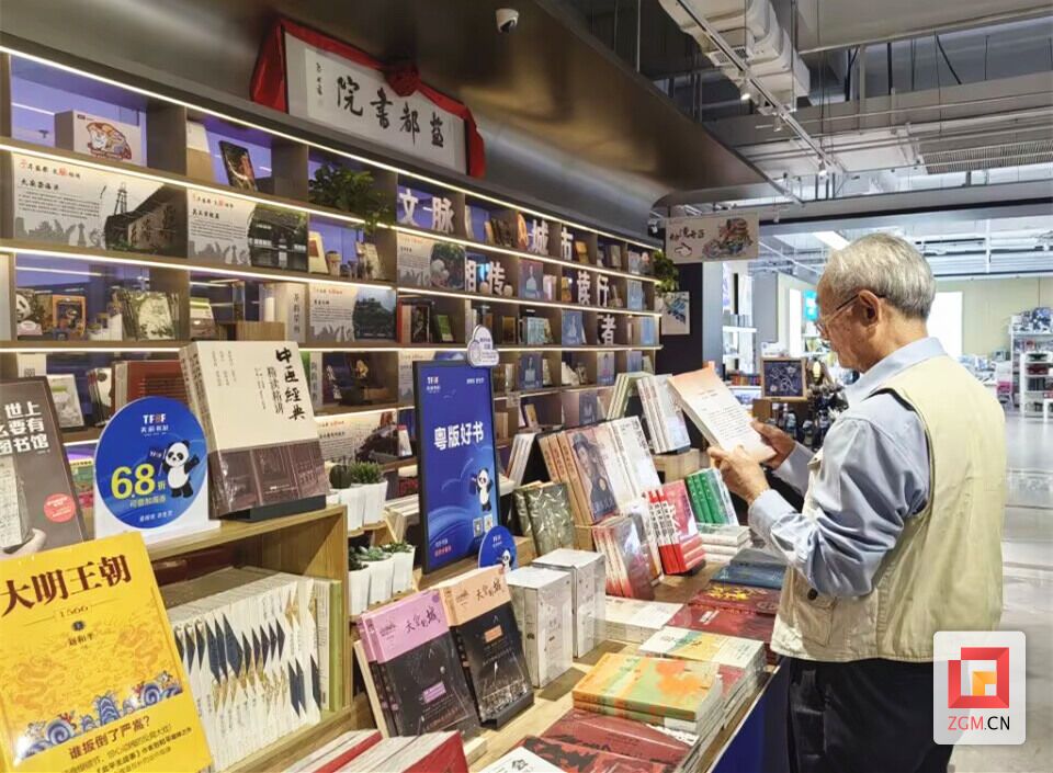 市民在鹽都書院選購書籍 記者 馮方湲 攝.jpg
