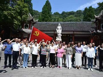 学习英雄 缅怀先烈 不忘初心  市融媒体中心老党员赴赵一曼纪念馆开展主题党日活动
