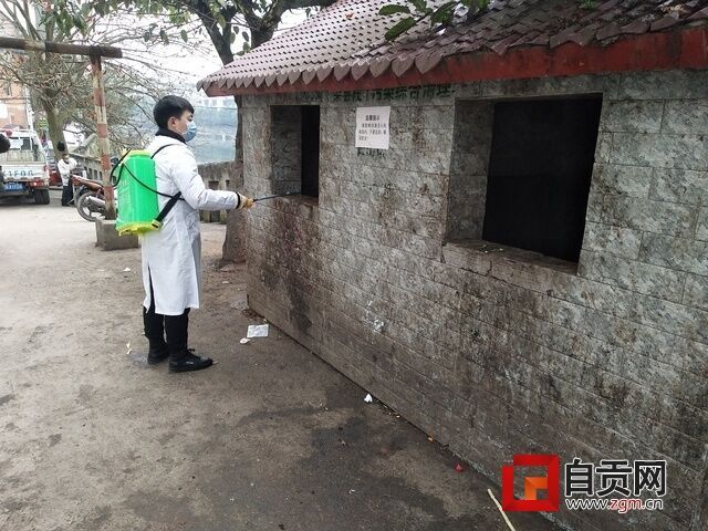 榮偉為公共區(qū)域消毒.jpg