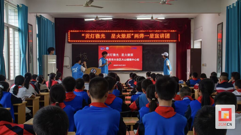 学生认真聆听.jpg