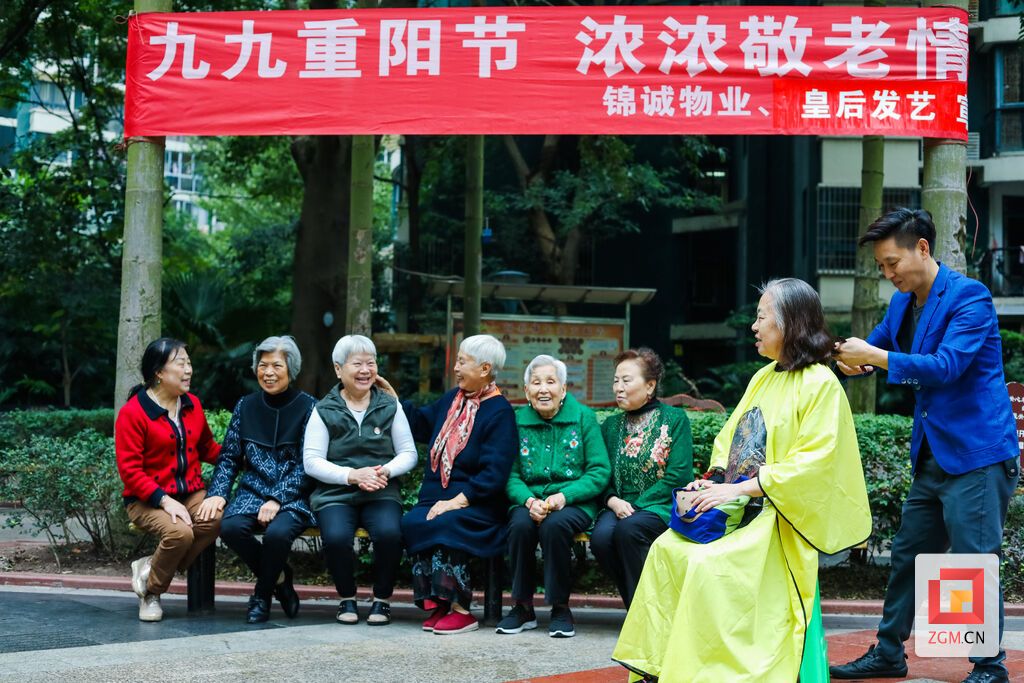 10月14日重阳节，尚东国际社区的工作人员免费为小区老人理发，受到老人的欢迎。（宋姿熠 摄）