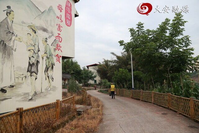 八甲村1组01院落院长朱德贵傍晚走访中(黄明鑫 摄)