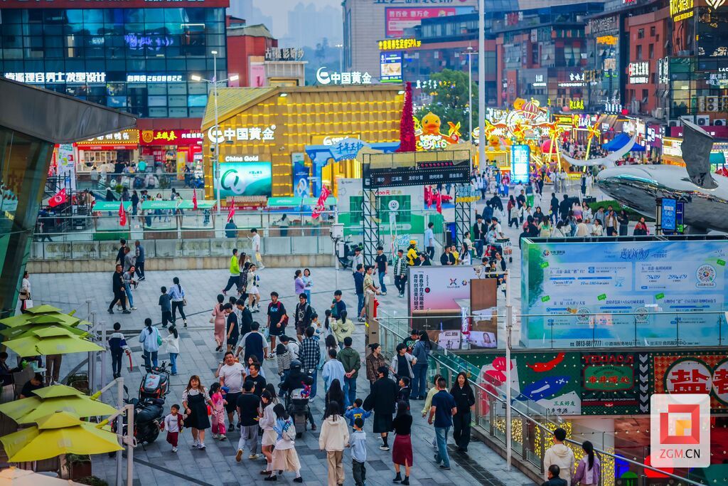 五一假期自贡华商街头人潮涌动、热闹非凡 记者 宋姿熠 摄.jpg