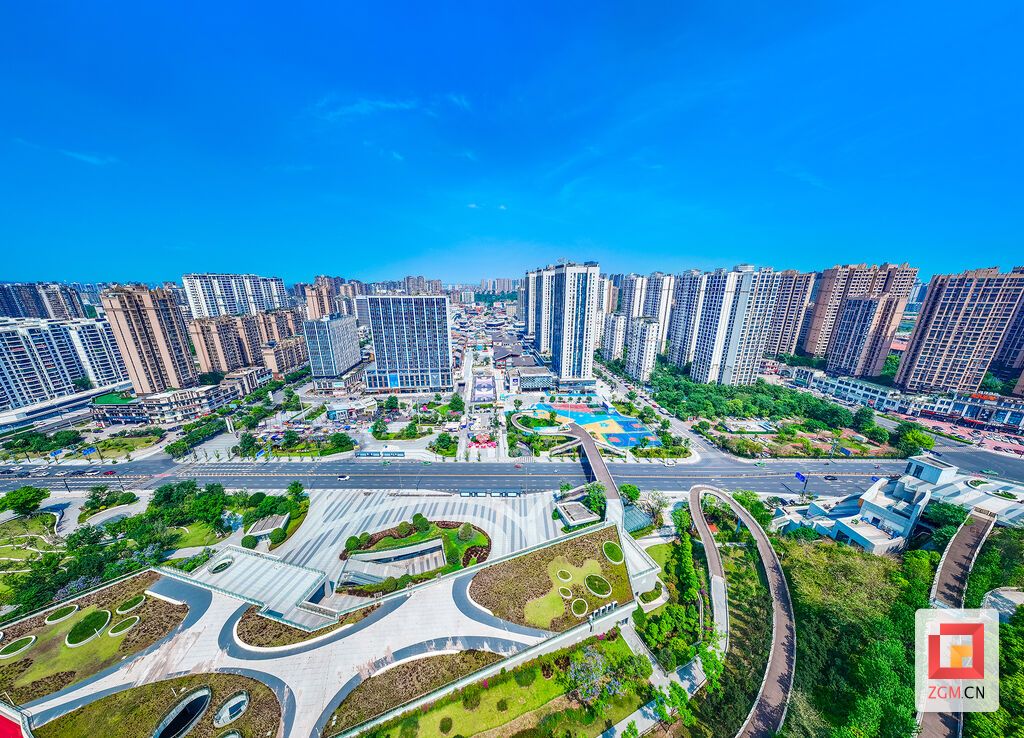 高峰公园如同一幅天然画框,将华商商圈的都市盛景框入其中。记者宋姿熠 摄.jpg