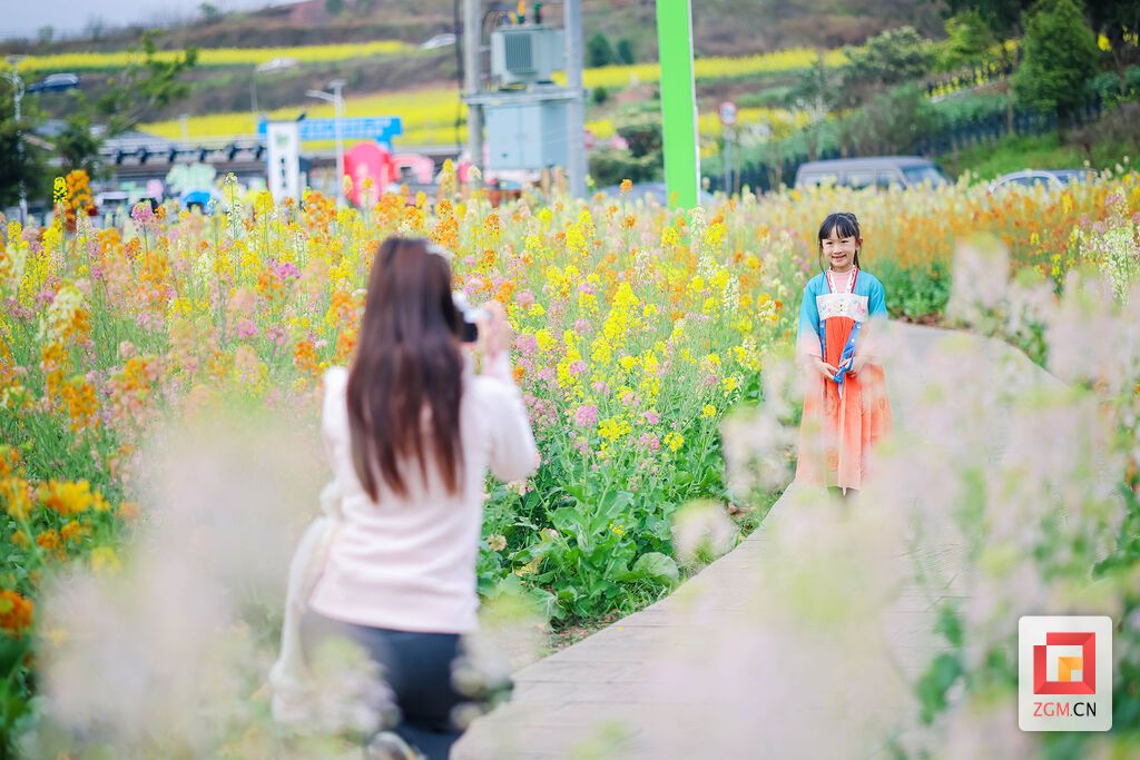 花田亲子相伴 乐享烂漫春光 记者 宋姿熠 摄.jpg