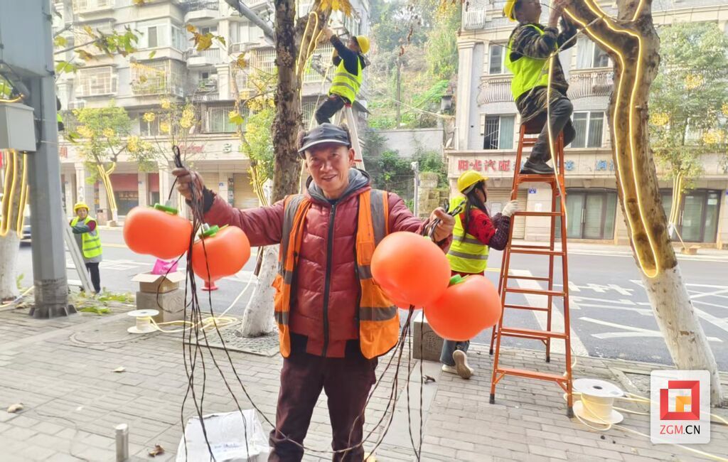 在交通路安装师傅正在展示彩灯 记者罗祥瑞摄.jpg