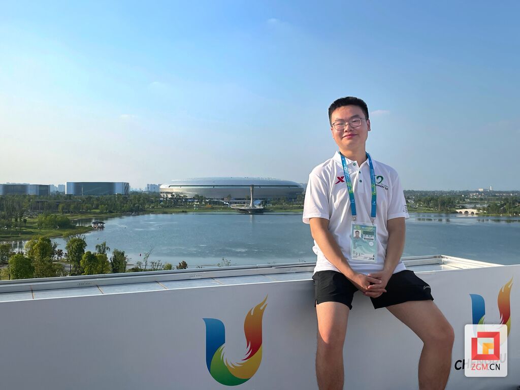 在成都大運會主媒體中心觀景平臺和東安湖體育公園合影.jpg