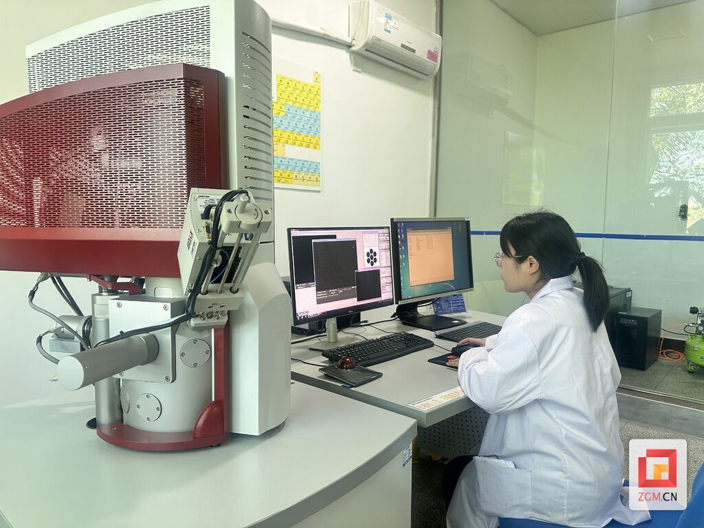 技术人员操作电子显微镜.JPG