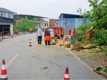 暴雨期间 自贡市交通运输部门及时消除公路安全隐患