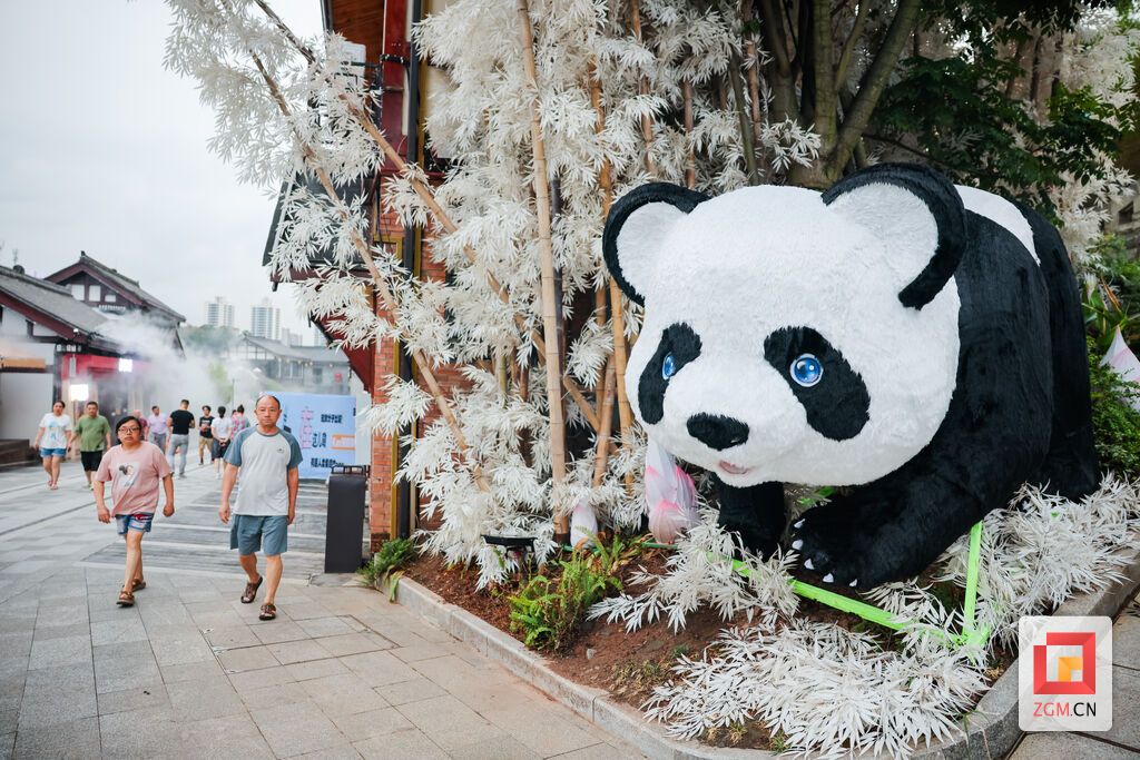 自流井老街萌趣熊猫装置扮靓古街,游人悠然漫步 记者 宋姿熠 摄。.jpg