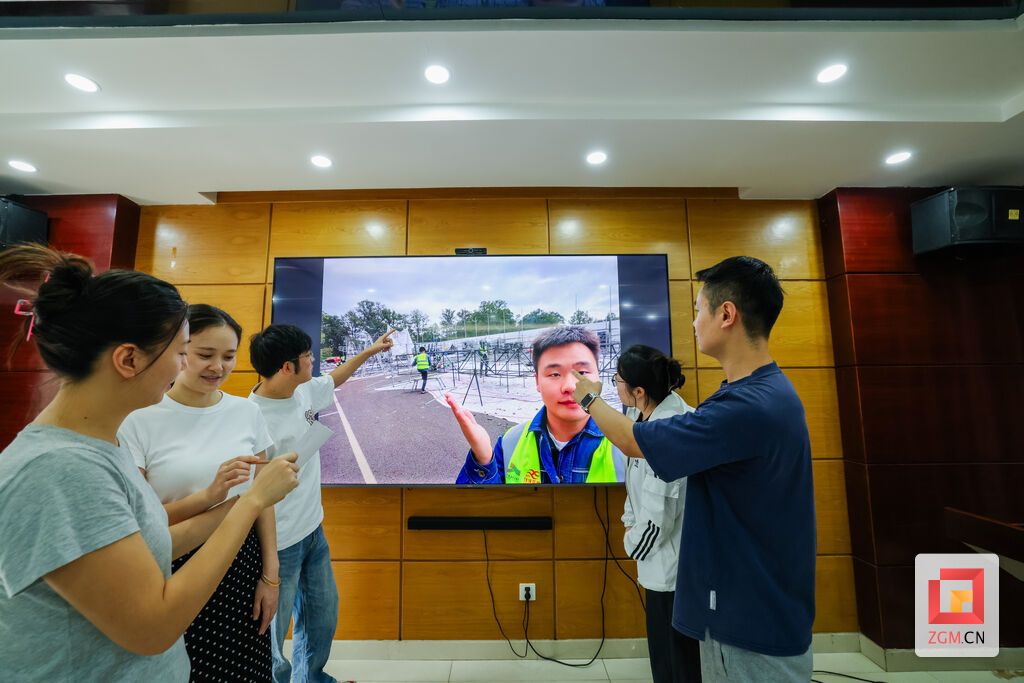 漂洋过海,自贡彩灯顺利抵岸,云端对话开启异国落地搭建。.jpg