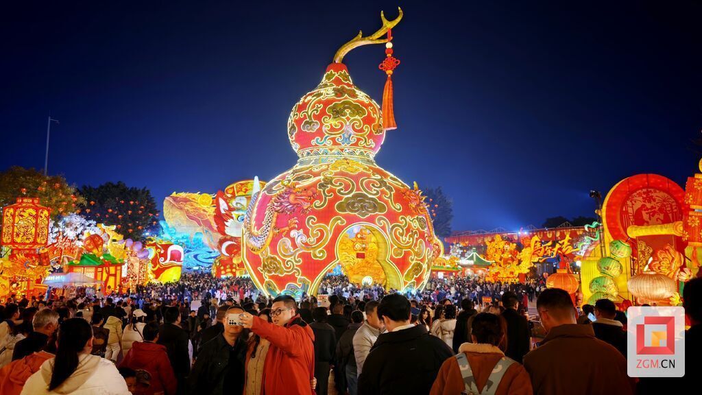 第三十二届自贡国际恐龙灯会现场，人头攒动。记者陈茜 摄.jpg