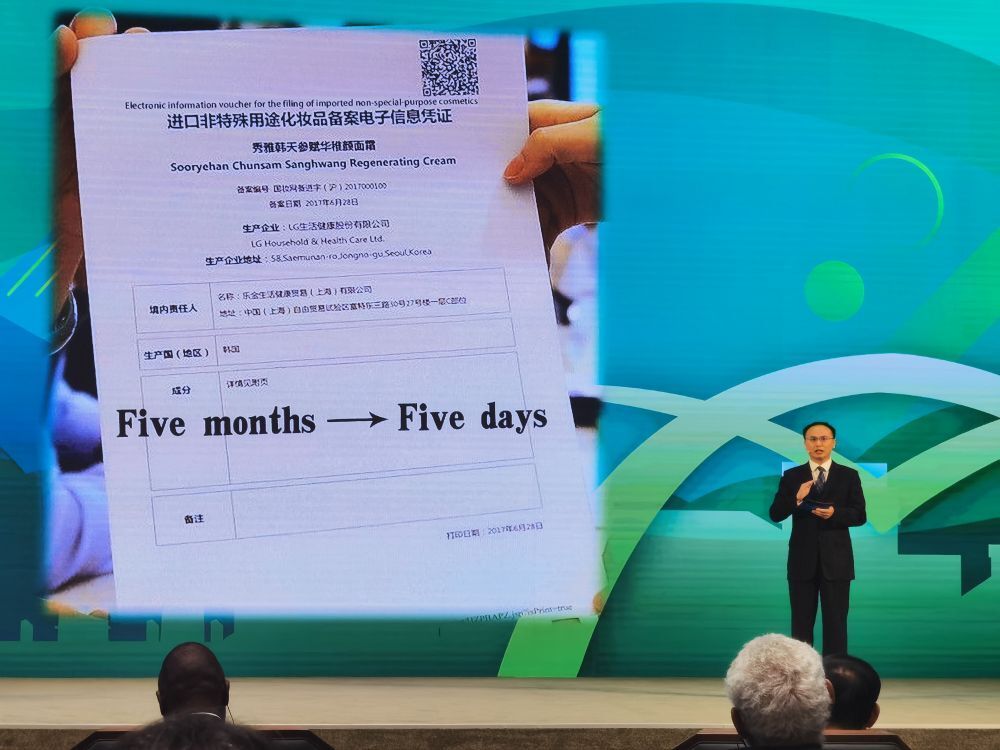 2021年6月16日，在“中国共产党的故事——习近平新时代中国特色社会主义思想在上海的实践”特别对话会上，中国（上海）自由贸易试验区管委会政策研究局副局长郑海鳌进行讲述。 新华社记者 吴宇 摄