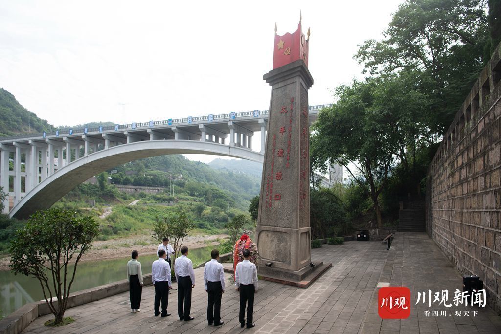 6月22日，在泸州市古蔺县太平镇，黄强向中国工农红军四渡赤水太平渡渡口纪念碑敬献花篮。