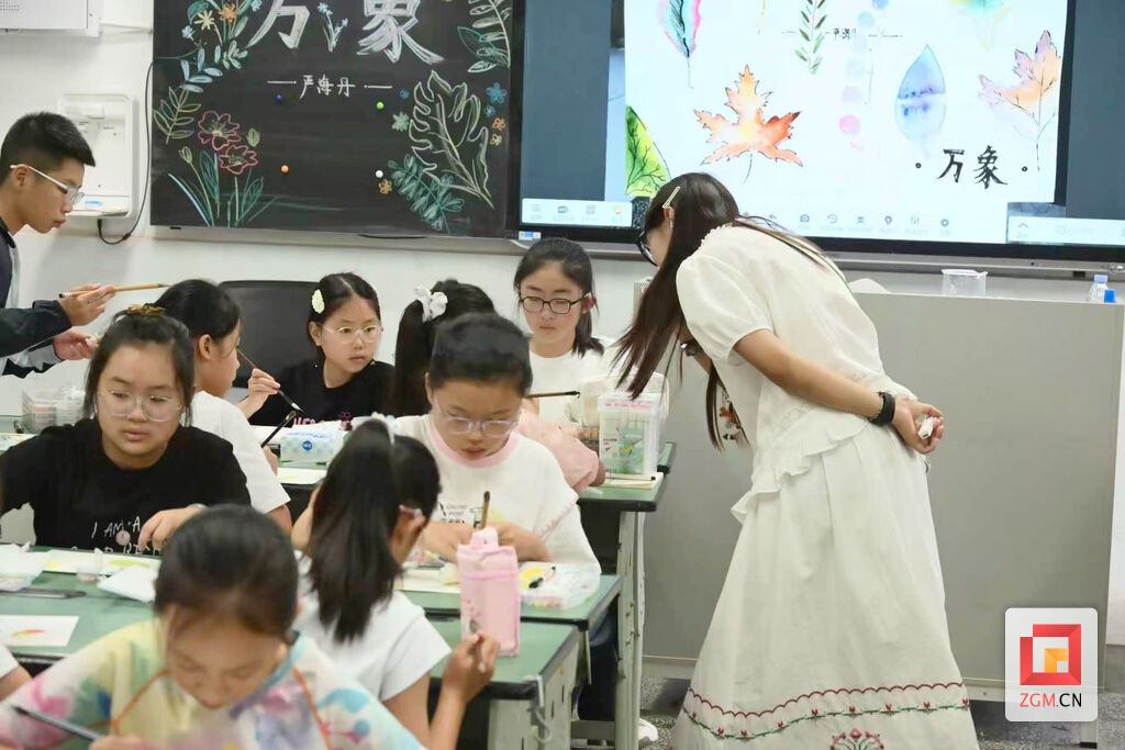 北师大学生严海丹带来课程《微缩万象》.jpg