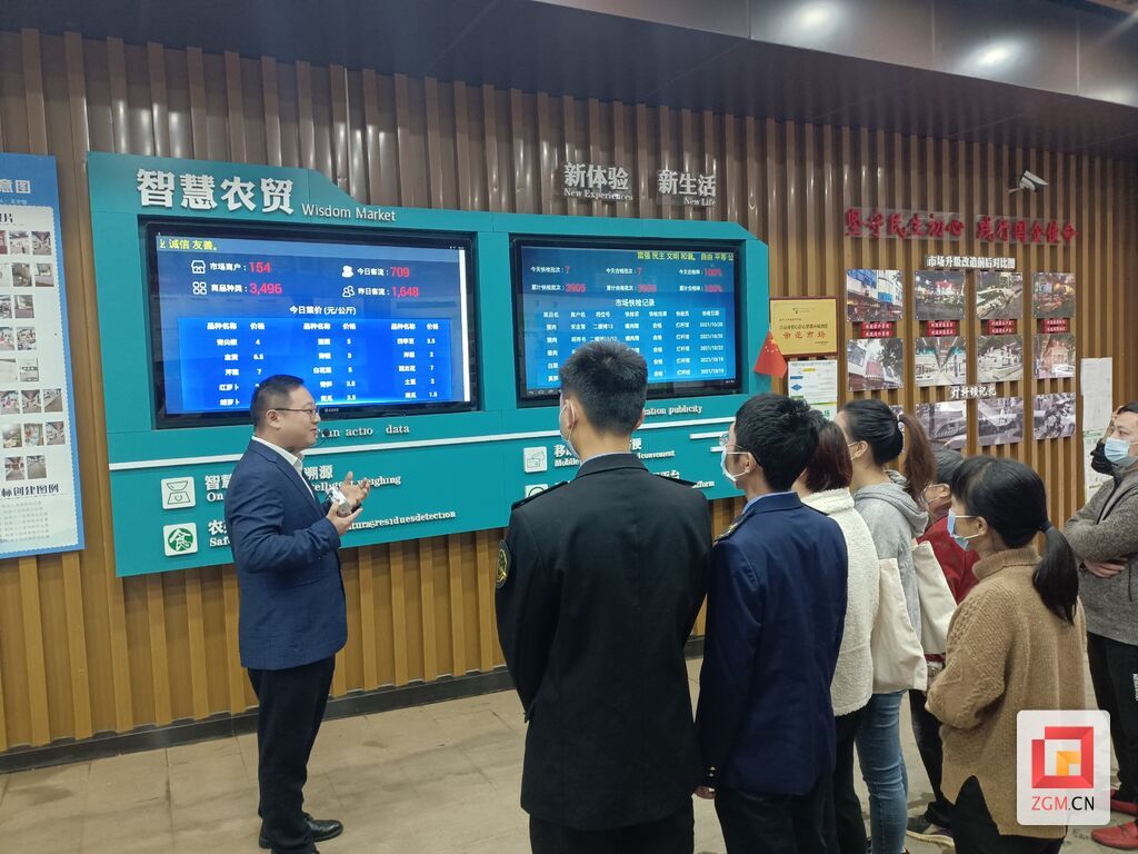 燈桿壩市場入口處，兩塊屏幕實時滾動交易數(shù)據(jù)，消費者可以了解到水產(chǎn)品、豆制品、蔬菜、肉類等類別商品的市場指導(dǎo)價，以及市場快檢記錄。