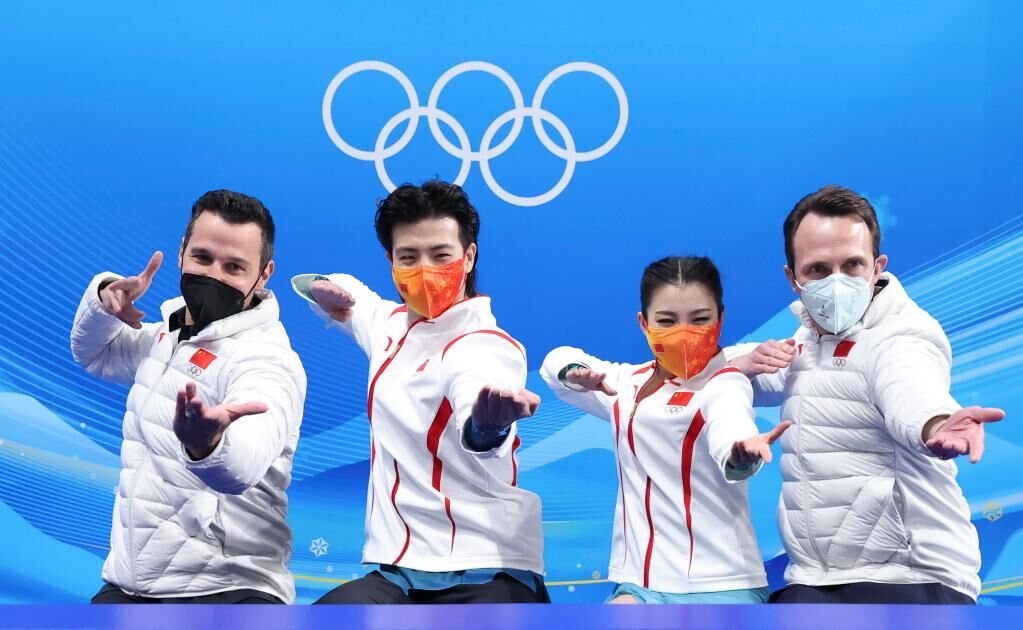 中国选手王诗玥（右二）和柳鑫宇（左二）在比赛后。新华社记者 张玉薇 摄