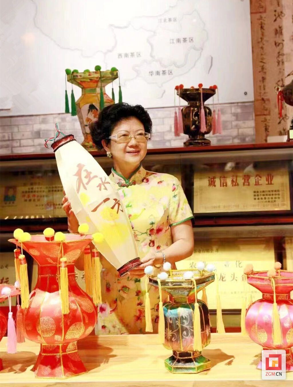 萬(wàn)玲展示胡氏花燈.jpg