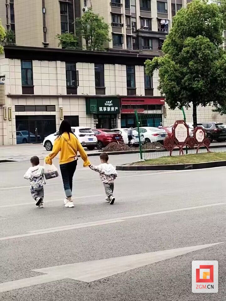 錦城大道久久牛肉湯門前有行人橫穿馬路.jpg