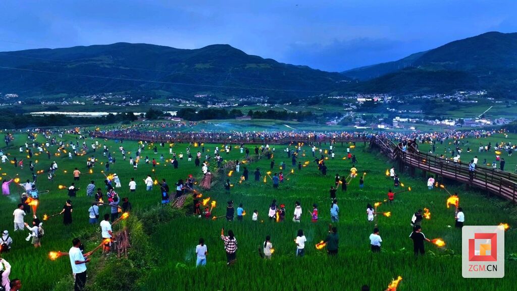 稻田火把秀点亮越西盛夏之夜。.jpg