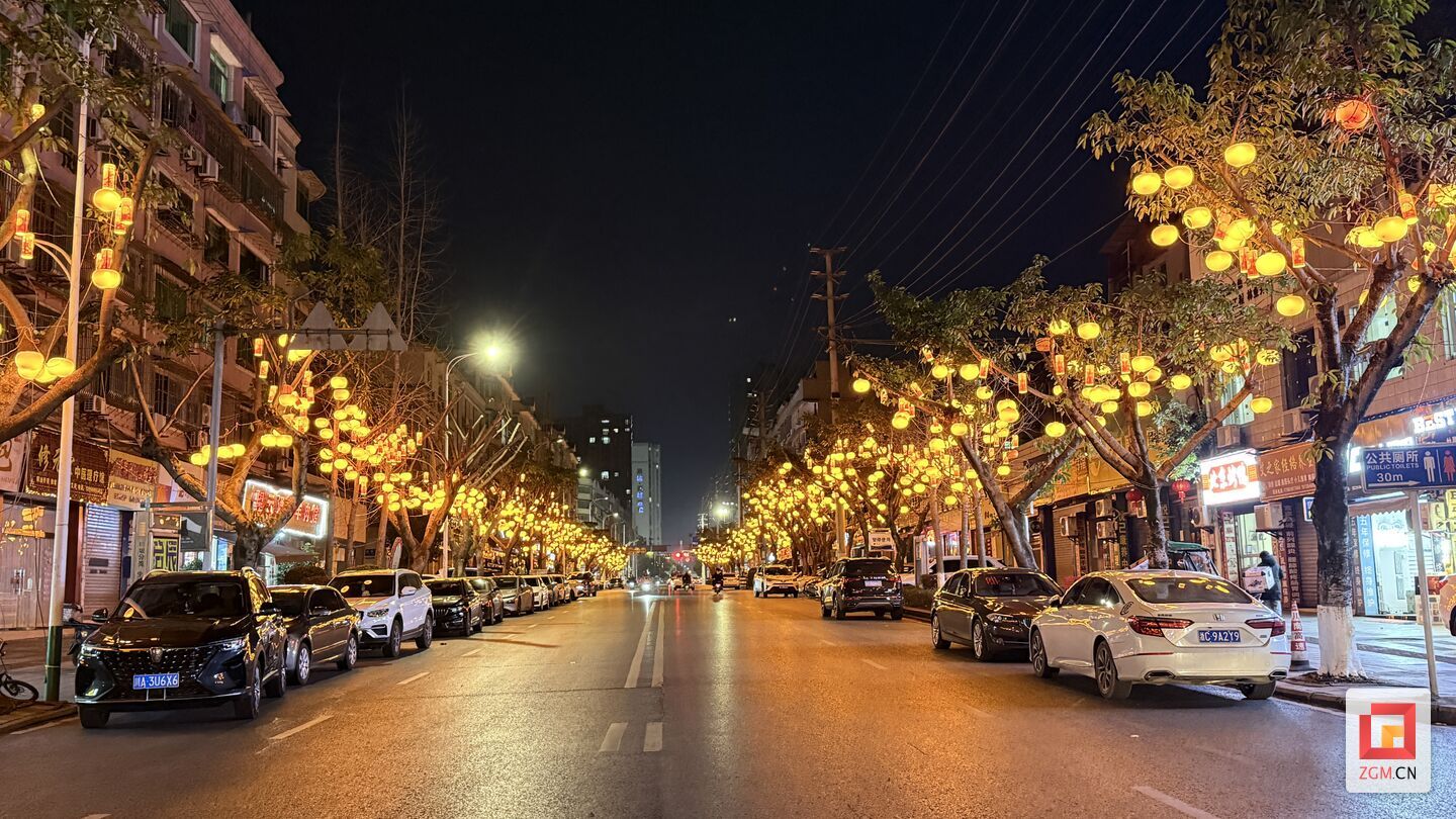 【新春走基层】布置花灯、亮化夜景、悬挂灯笼……富顺街头年味浓 - 自贡网 - 在这里，读懂盐都